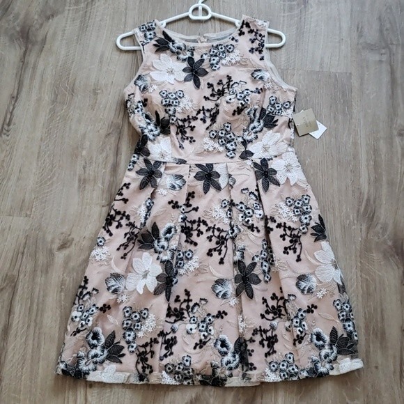 NWT Aidan Mattox Black and White Floral Embroidered Sequin Holiday Dress Size 10 - Picture 1 of 4